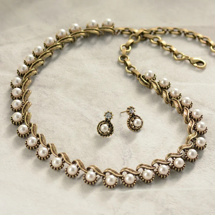 Sweet Romance Iconic 1950s Collar Necklace Bronze Pearl