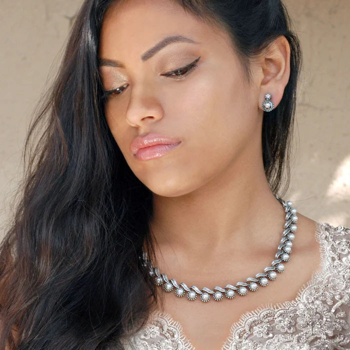 Sweet Romance Iconic 1950s Collar Necklace Silver Pearl